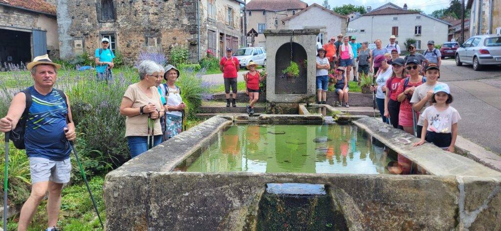 Groupe marcheur autour d'une fontaine